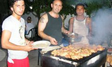 KEMER MURAT 2 OTEL'DE TURİSTLERE MANGAL PARTİSİ