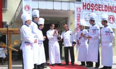 104 aşçı adayı 8000 kişilik katılım ile yuvadan uçtu