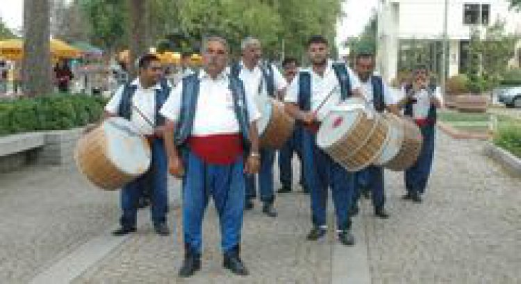 TURİSTLERİN KEMER'DE DAVUL ZURNA MERAKI