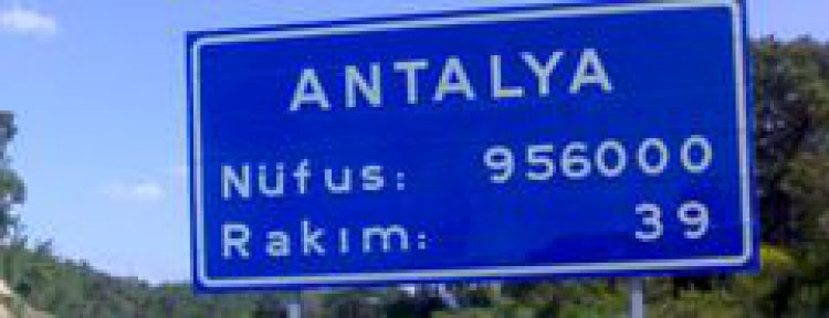 ANTALYA'NIN İÇİNDE ANTALYA'YA 30 KM. TABELASI KAFALARI KARIŞTIRIYOR