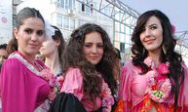 ANTALYA ÇİÇEK FESTİVALİ KORTEJİNDE SÜSLEMELER VE HALKA DAĞITMAK İÇİN 1 MİLYON 300 BİN DAL ÇİÇEK KULLANILDI