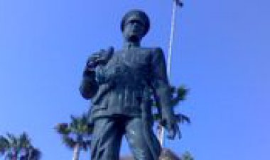 MUSTAFA ERTUĞRUL HEYKELİNE İLGİ BÜYÜK