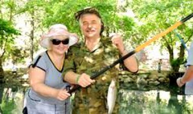 TURİSTLER, YEDİDEN YETMİŞE BALIK TUTMA HEYECANI YAŞIYORLAR