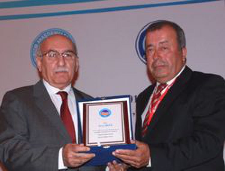 AKER'E TURİZM EĞİTİMİNE HİZMET ÖDÜLÜ VERİLDİ