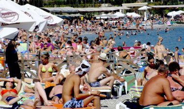 KEMER&#39;DE YAZ BİTMİYOR