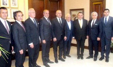 ÇAVUŞOĞLU'NDAN OTELCİLERE: 'RUSLAR MUTLAKA TATİL YAPAR, SAKIN FİYAT KIRMAYIN'