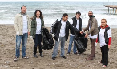 ÇEVRE GÖNÜLLÜLERİ AKDENİZİ TEMİZLİYOR