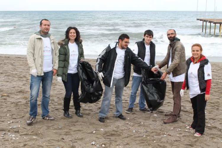 ÇEVRE GÖNÜLLÜLERİ AKDENİZİ TEMİZLİYOR