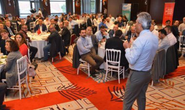 FİRUZ BAĞLIKAYA BURSA&#39;DA 140 ACENTE İLE BİR ARAYA GELDİ