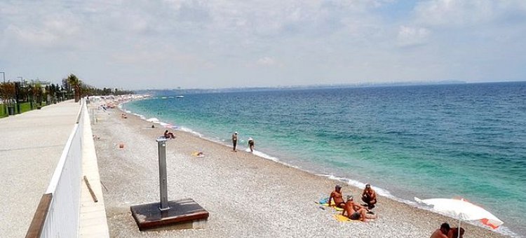 KONYAALTI PLAJI'NDA ŞEZLONG KRİZİ