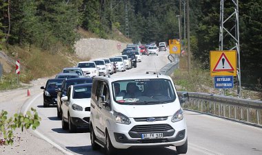 ABANT'TA KİLOMETRELERCE ARAÇ KUYRUĞU