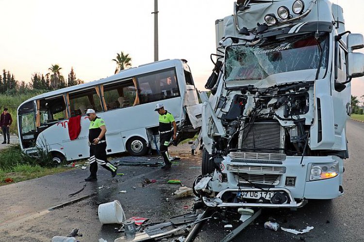 RUS TURİSTLERİ TAŞIYAN MİNİBÜSE TIR ÇARPTI. 11'İ TURİST 13 YARALI VAR!...