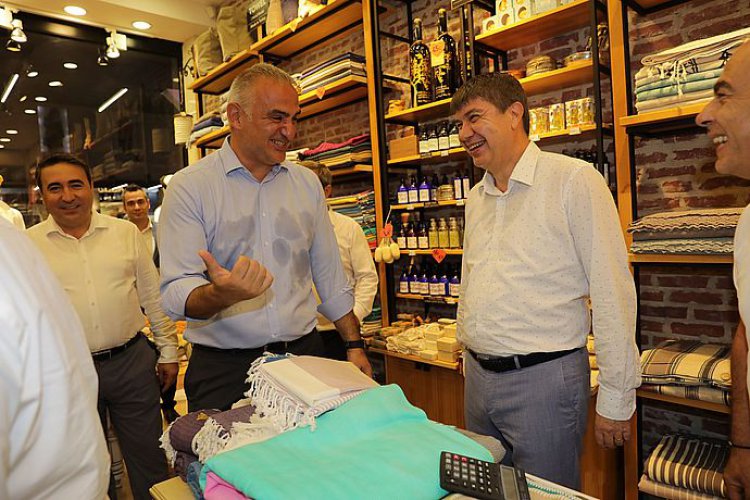 BAKAN ERSOY, BAŞKAN TÜREL İLE BİRLİKTE KEMER LİMAN CADDESİNİ GEZDİ