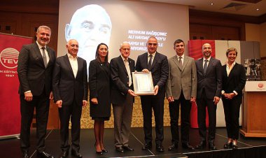 TÜRK EĞİTİM VAKFI'NDAN BAKAN ERSOY'A PLAKET!...