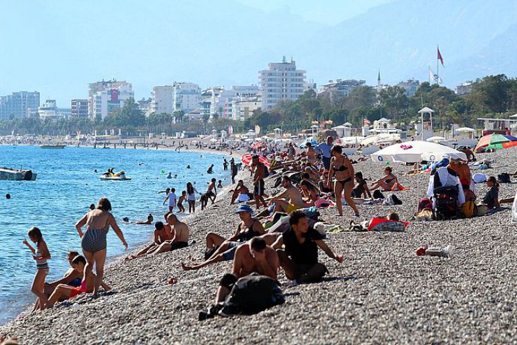 ANTALYA SAHİLLERİNDE BAYRAM YOĞUNLUĞU