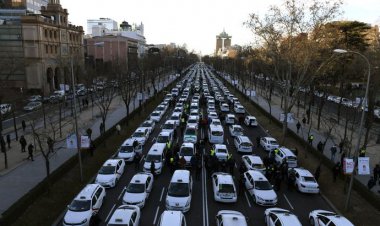 MADRİD'DE TAKSİCİLER ANAYOLU KAPATTI