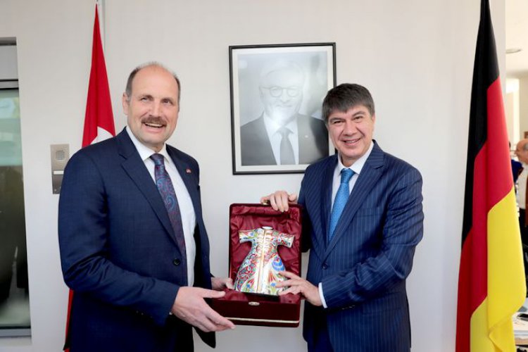 MENDERES TÜREL, ALMANYA’NIN EN PRESTİJLİ ÖDÜLÜNÜ ALDI