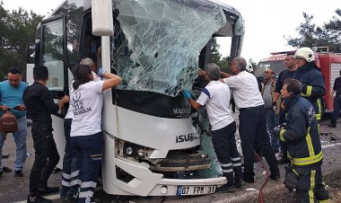 KEMER BELDİBİ'NDE FECİ KAZA: 1 ÖLÜ 17 YARALI...