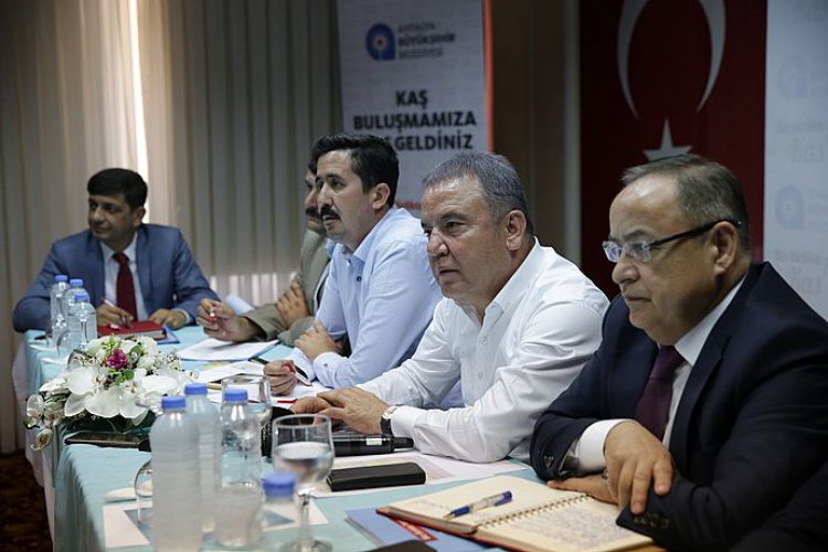 BAŞKAN BÖCEK KAŞ’TA STK TEMSİLCİLERİ İLE BULUŞTU