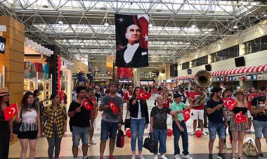 ANTALYA HAVALİMANI'NDA 30 AĞUSTOS COŞKUSU