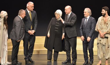  'LEYLA İLE MECNUN' SAHNELENDİ