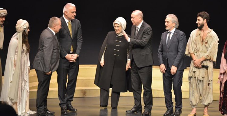  'LEYLA İLE MECNUN' SAHNELENDİ