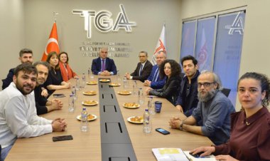 BAKAN ERSOY ÖZEL TİYATROLARIN TEMSİLCİLERİYLE BİR ARAYA GELDİ