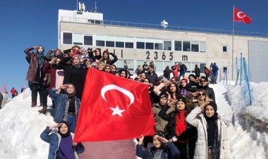 TÜRK BAYRAĞI AÇIP, ASKER SELAMI VERDİLER