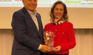 HEDİYE GÜRAL GÜR’E TURİZMDE BAŞARI ÖDÜLÜ