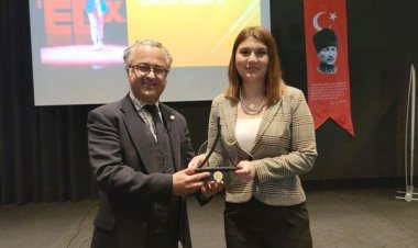 “YENİDEN YAŞAMA SARILMAK!” KİTABINI İMZALADI