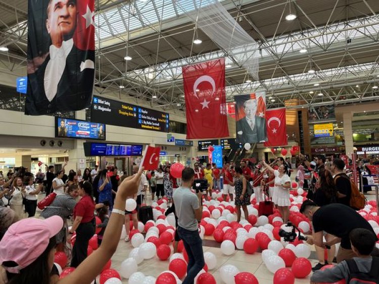 ANTALYA HAVALİMANI’NDA 30 AĞUSTOS COŞKUSU