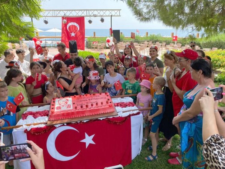 AKKA ALİNDA HOTEL’DE ZAFER COŞKUSU