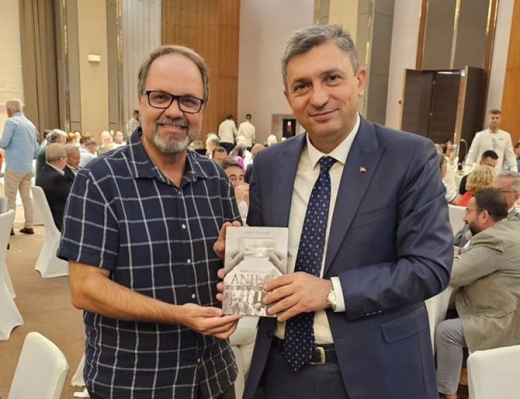 DÜNYA TURİZM GÜNÜNDE VALİ HULUSİ ŞAHİN’E ANLAMLI KİTAP HEDİYESİ