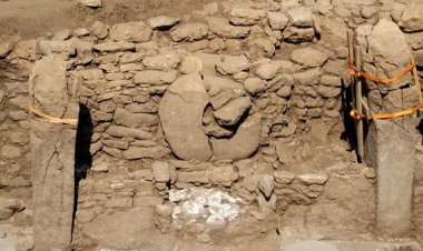 TARİHİN SIFIR NOKTASINDA İLK BOYALI HEYKEL BULUNDU