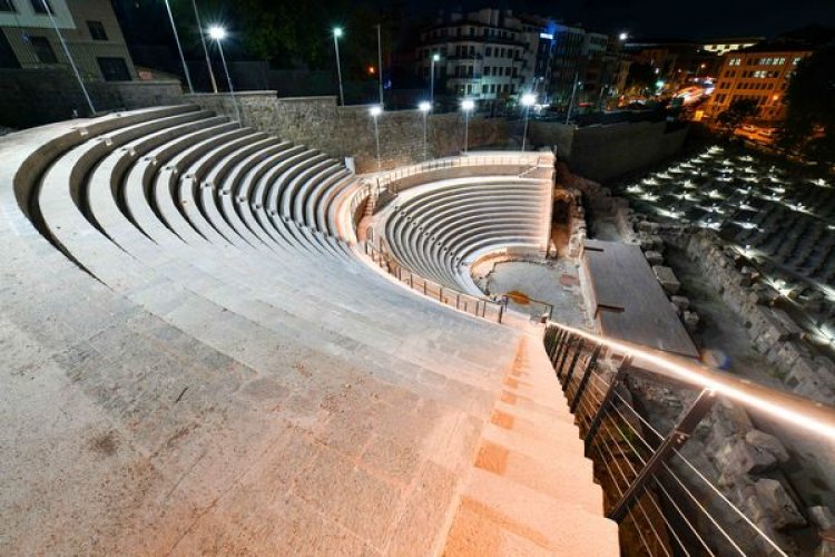 TARİHİ ROMA TİYATROSU VE ARKEOPARK ALANINDA AYDINLATMA ÇALIŞMASI