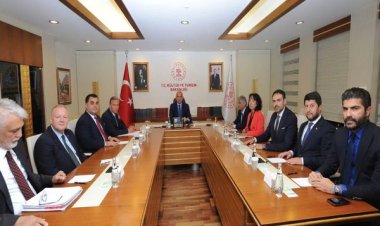 TÜRSAB HEYETİ BAKAN ERSOY'U ZİYARET ETTİ