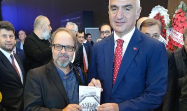 TURİZM YAZARI HALİL ÖNCÜ, BAKAN ERSOY’A KİTABINII TAKDİM ETTİ