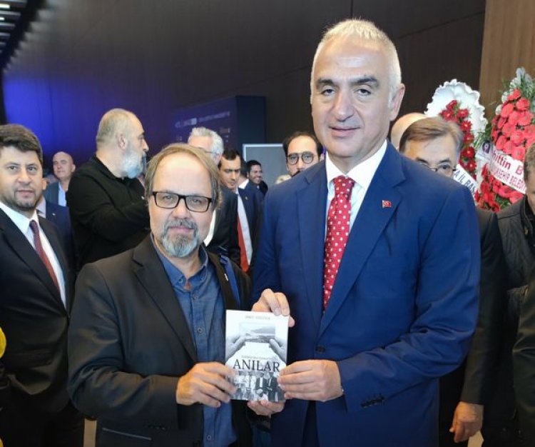 TURİZM YAZARI HALİL ÖNCÜ, BAKAN ERSOY’A KİTABINII TAKDİM ETTİ
