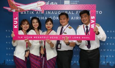 İLK UÇAK HAVALİMANINDA TÖRENLE KARŞILANDI