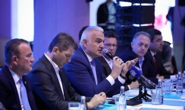 BAKAN ERSOY KAŞ'TA TURİZM SEKTÖR TEMSİLCİLERİ VE STK'LARLA BİR ARAYA GELDİ