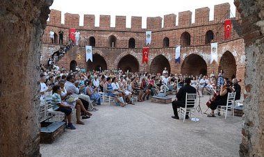ALANYA’DA TARİHİ KIZILKULE’DE MÜZİK ZİYAFETİ