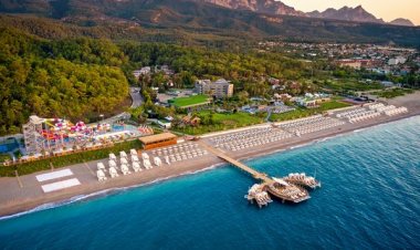 İLK RESORT OTELİNİ KEMER TEKİROVA'DA AÇTI