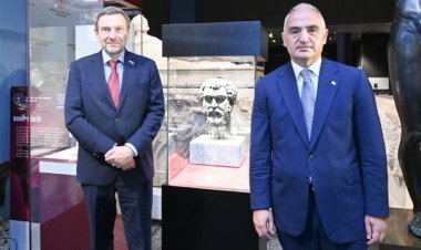 EPTİMİUS SEVERUS’UN HEYKEL BAŞI VE PİŞMİŞ TOPRAK LEVHALAR ANAVATANINDA