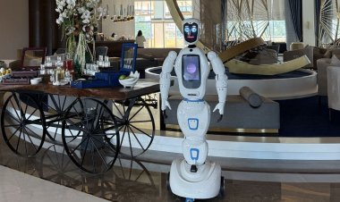 ROBOT KARŞILAMA ASİSTANI 'KARMEN' HİZMETTE!