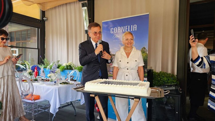 CORNELİA DİAMOND, MOSKOVA'DA  ACENTELERLE BULUŞTU