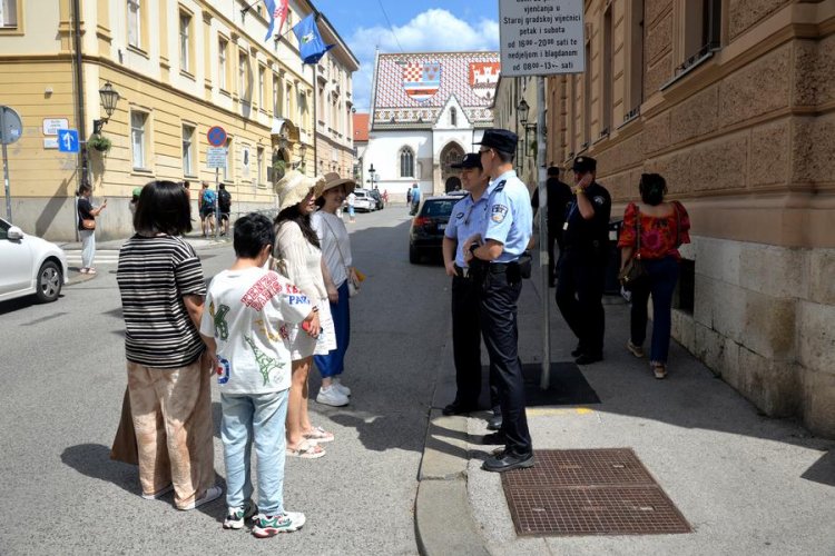 ÇİNLİ TURİSTLER AVRUPA'YA SEYAHATLERİNİ ARTIRIRKEN, AMERİKALILAR AZALIYOR