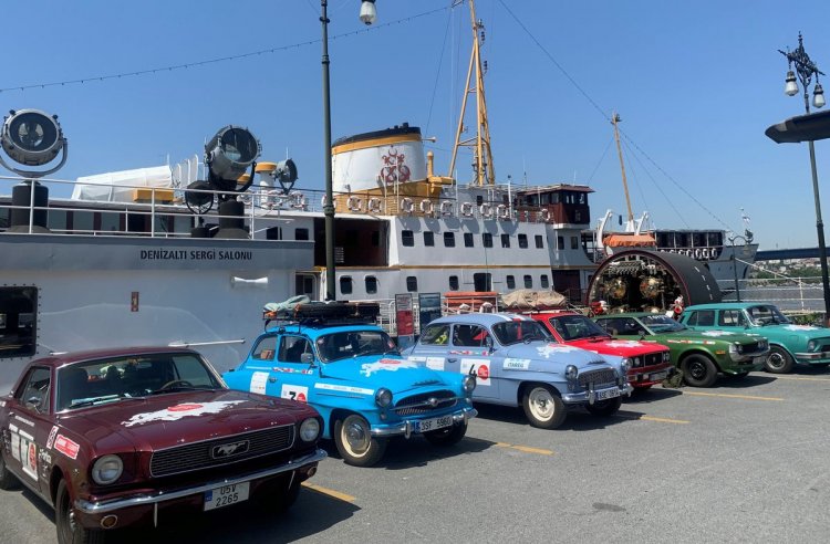 KLASİK OTOMOBİLLERLE PRAG’DAN OSAKA’YA 16.000 KİLOMETRE