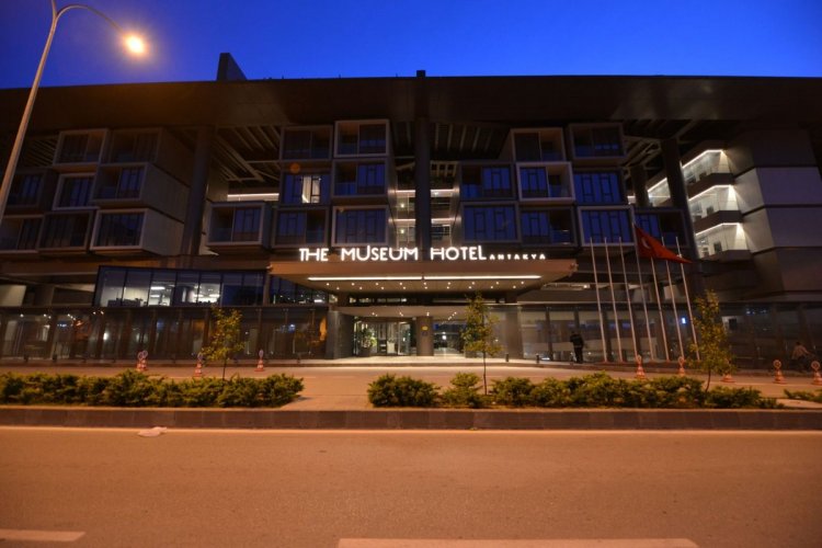 BİR KAZIYLA BAŞLAYAN 30 BİN ESERLİK HİKÂYE