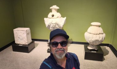 ZENGİN KOLEKSİYONUYLA TARİHE IŞIK TUTUYOR