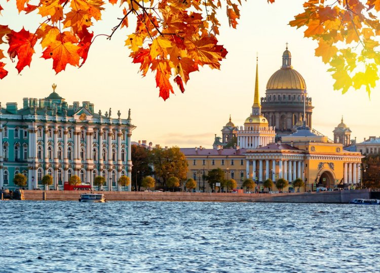 SONBAHARDA ST. PETERSBURG’UN KANALLARINDA TARİHLE BAŞ BAŞA